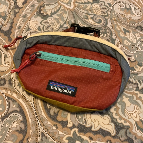 NWOT Patagonia Ultralight Black Hole Mini Hip Pack 1L - Picture 2 of 10